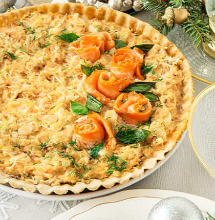 Tarta z kiszoną kapustą i różyczkami z łososia