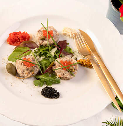 Tatar ze śledzia w żurawinie na razowych tartinkach