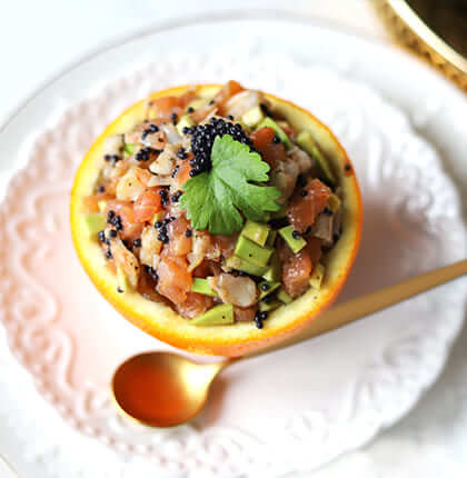 Tatar z łososia z krewetkami i awokado