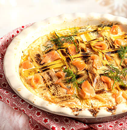 Zapiekanka z łososiem wędzonym i karmelizowanym porem