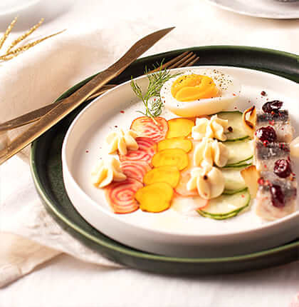 Świąteczna sałatka ze śledziem z żurawiną