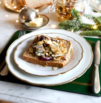 Świąteczne śledzie z duszoną cebulą