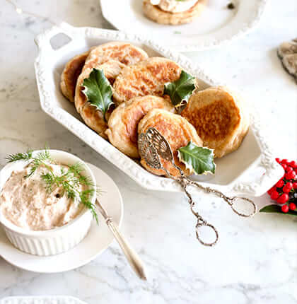 Pasta z wędzonego łososia na blinach